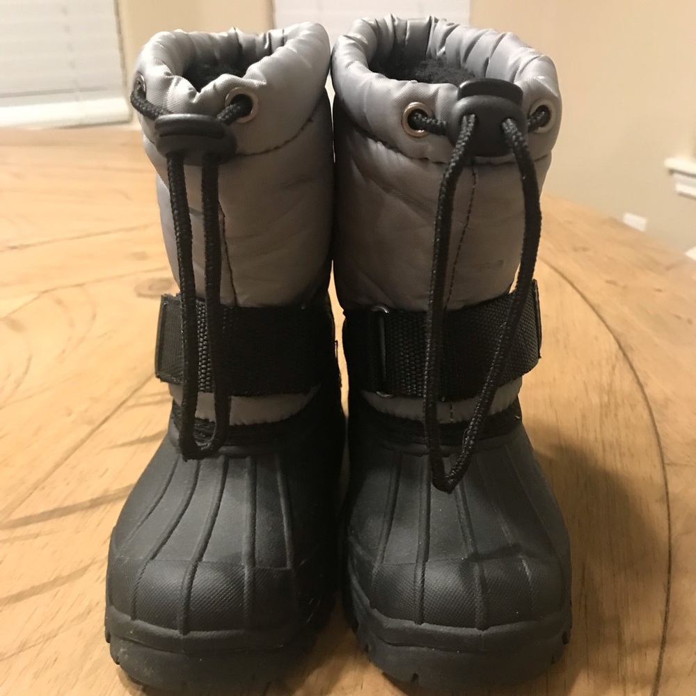 Child’s waterproof snow boots
